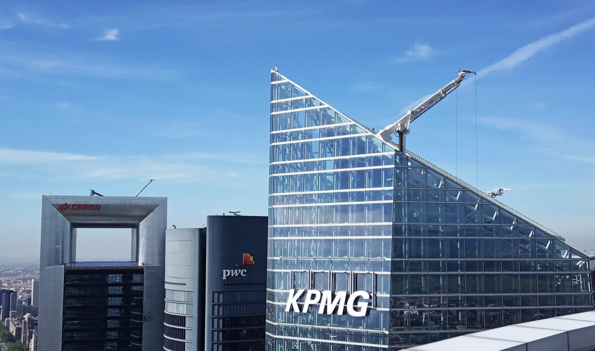 駕馭複雜建築設計：克服外牆通行維護挑戰