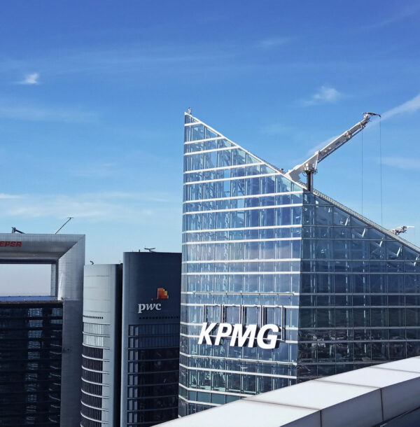 駕馭複雜建築設計：克服外牆通行維護挑戰